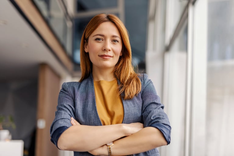 Líder mujer sonriendo con los brazos cruzados