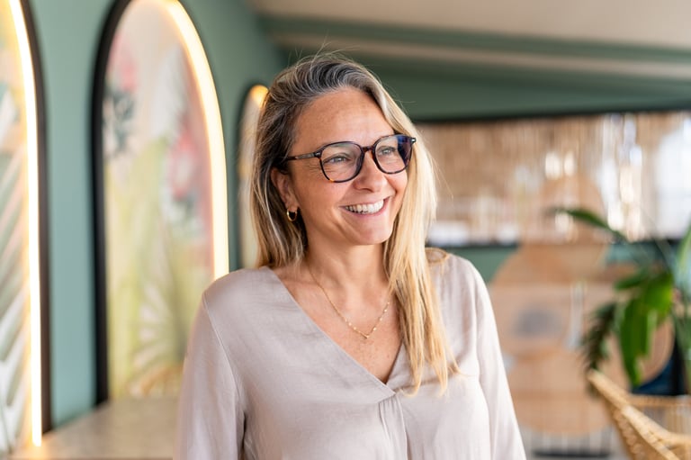 Mujer madura sonriendo con gafas